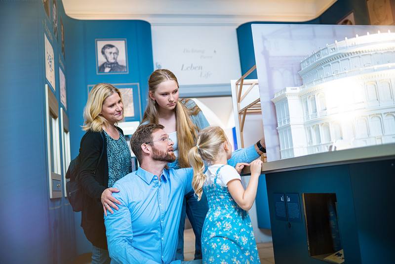 Familie schaut sich ein Modell der Dresdner Semperoper an
