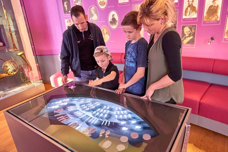 Familie schaut sich den virtuellen Orchestergraben im Museum an