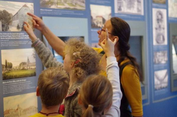 Kinder beim Museumrundgang Richard-Wagner-Stätten Graupa