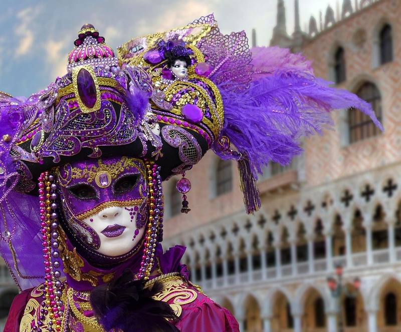 Mensch mit venezianischer Maske
