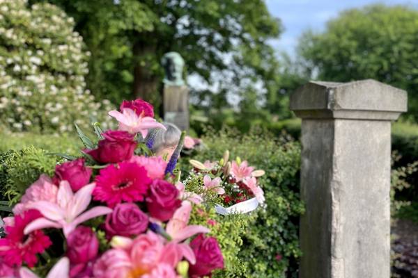 Blumenkranz vor Wagnerstele