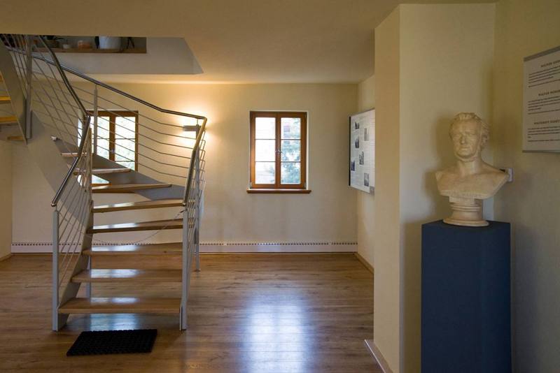 modernes Treppenhaus im Lohengrinhaus mit Wendeltreppen und Büste von Richard Wagner
