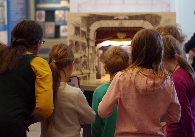 Kinderführung am Bühnenbild