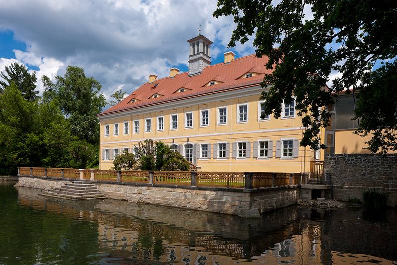 Jagdschloss Graupa mit Schwanenteich