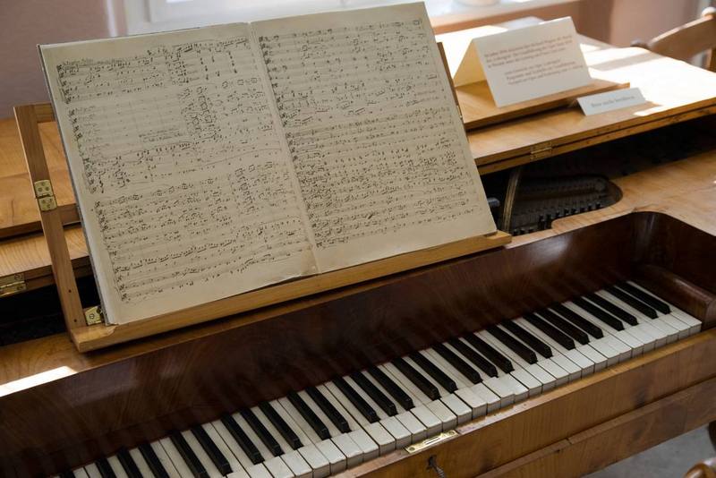 Tastatur eines Klaviers und Noten eines Werkes von Richard Wagner