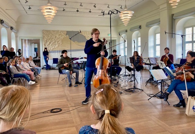 Kinder beim Besuch der Orchesterprobe mit Jan Vogler